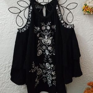 SOLD Beautiful cold shoulder top/ No tag